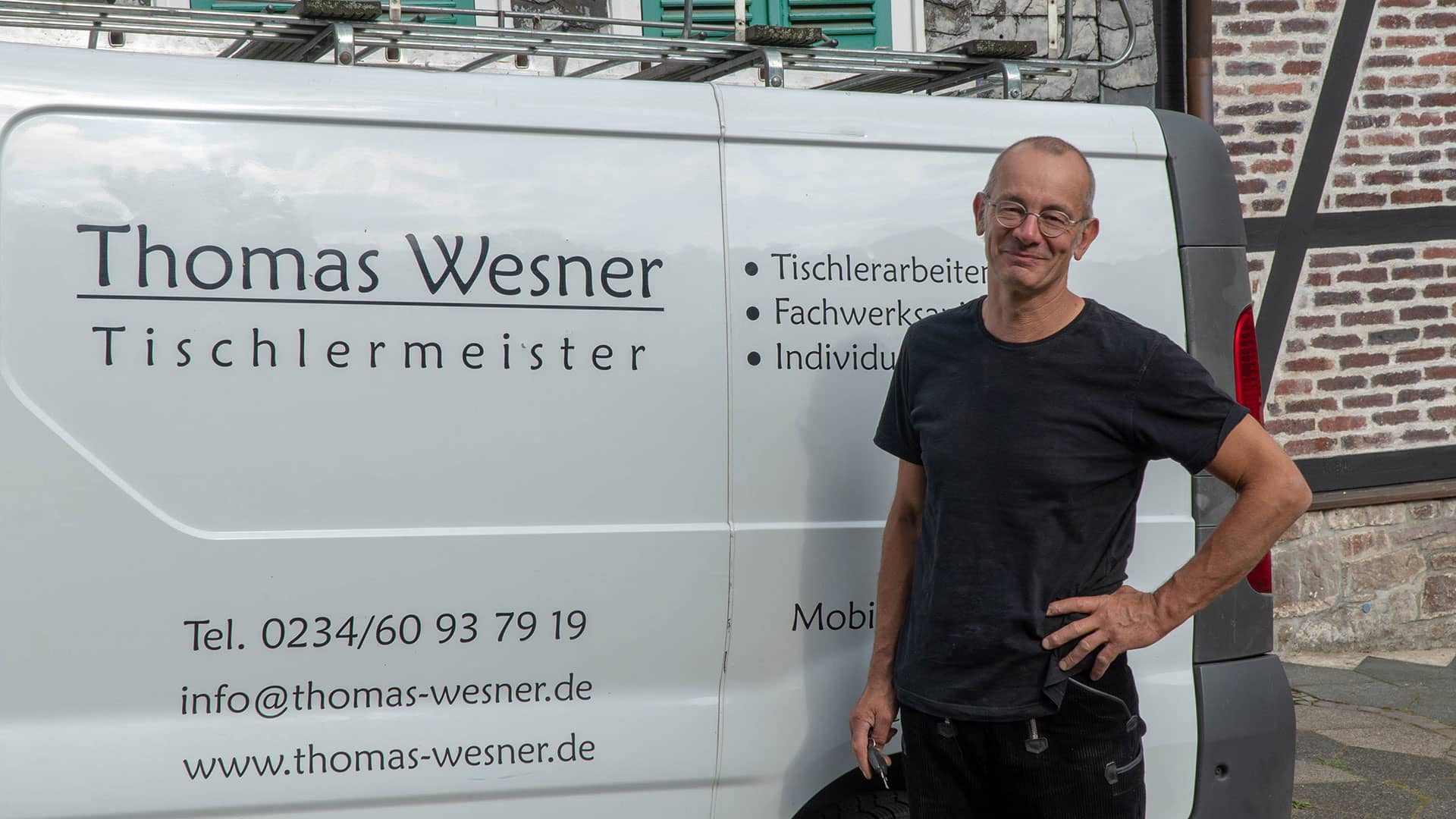 Thomas Wesner vor seinem Firmenfahrzeug